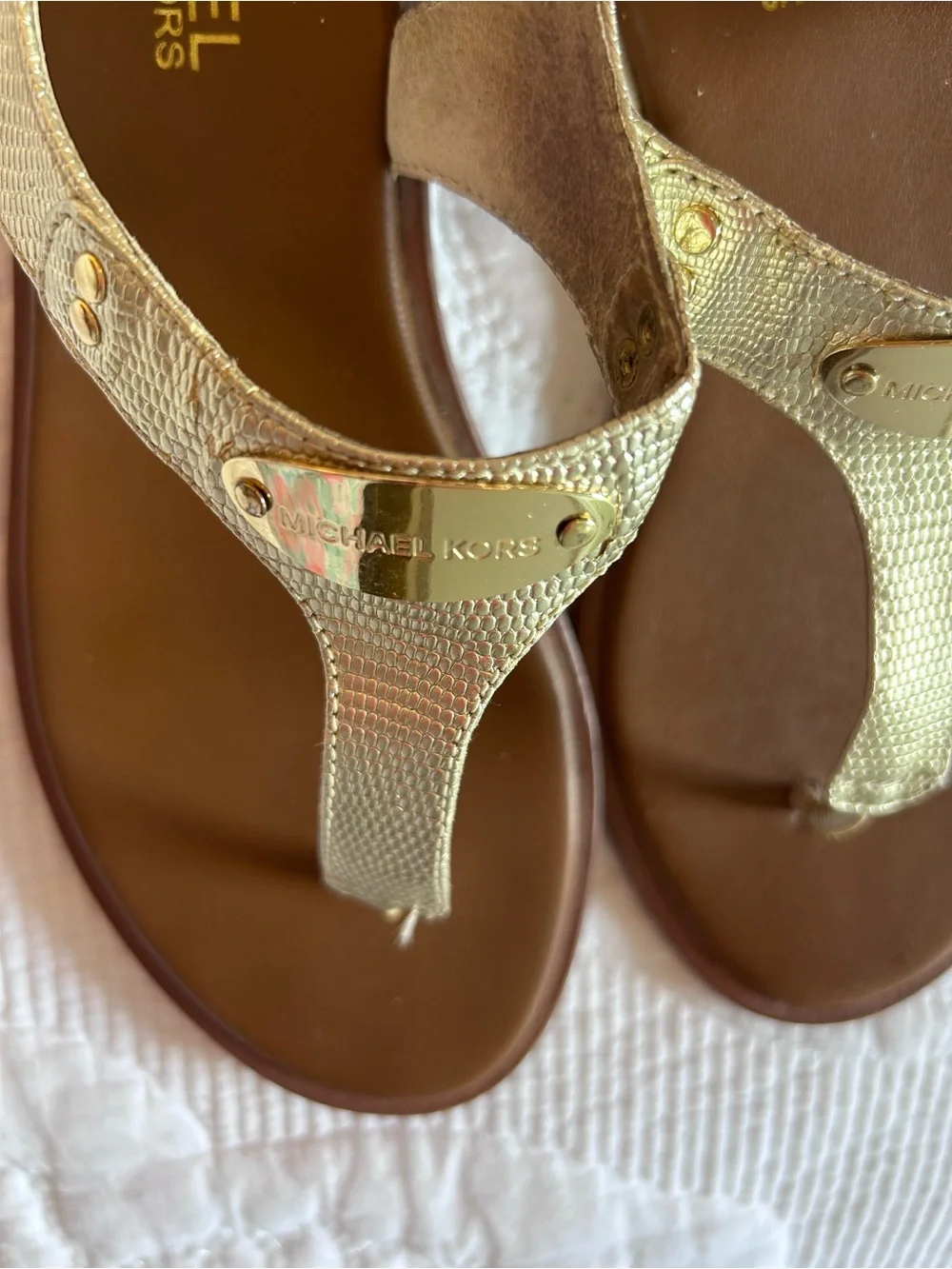 ✨ MICHAEL Michael Kors MK Plate Thong Sandals Pale Gold Metallic Lizard Size 7M